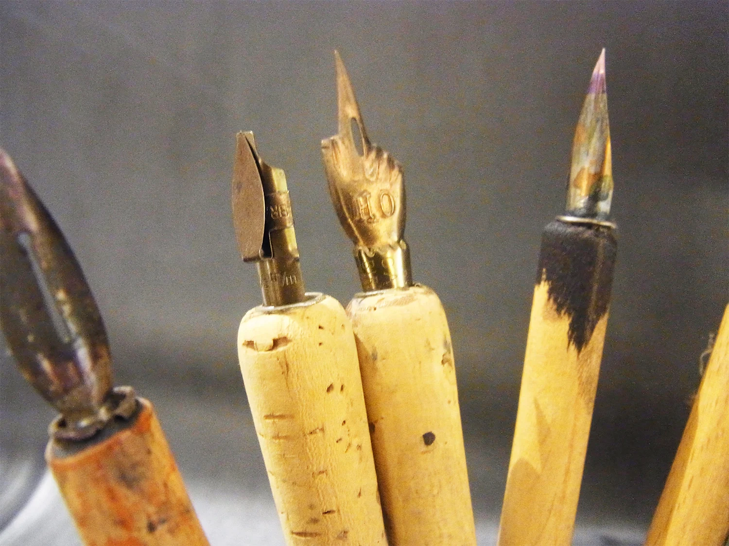Verschiedene Schreibfedern für Kalligraphie mit Holzhaltern, darunter eine Feder in Form einer Hand