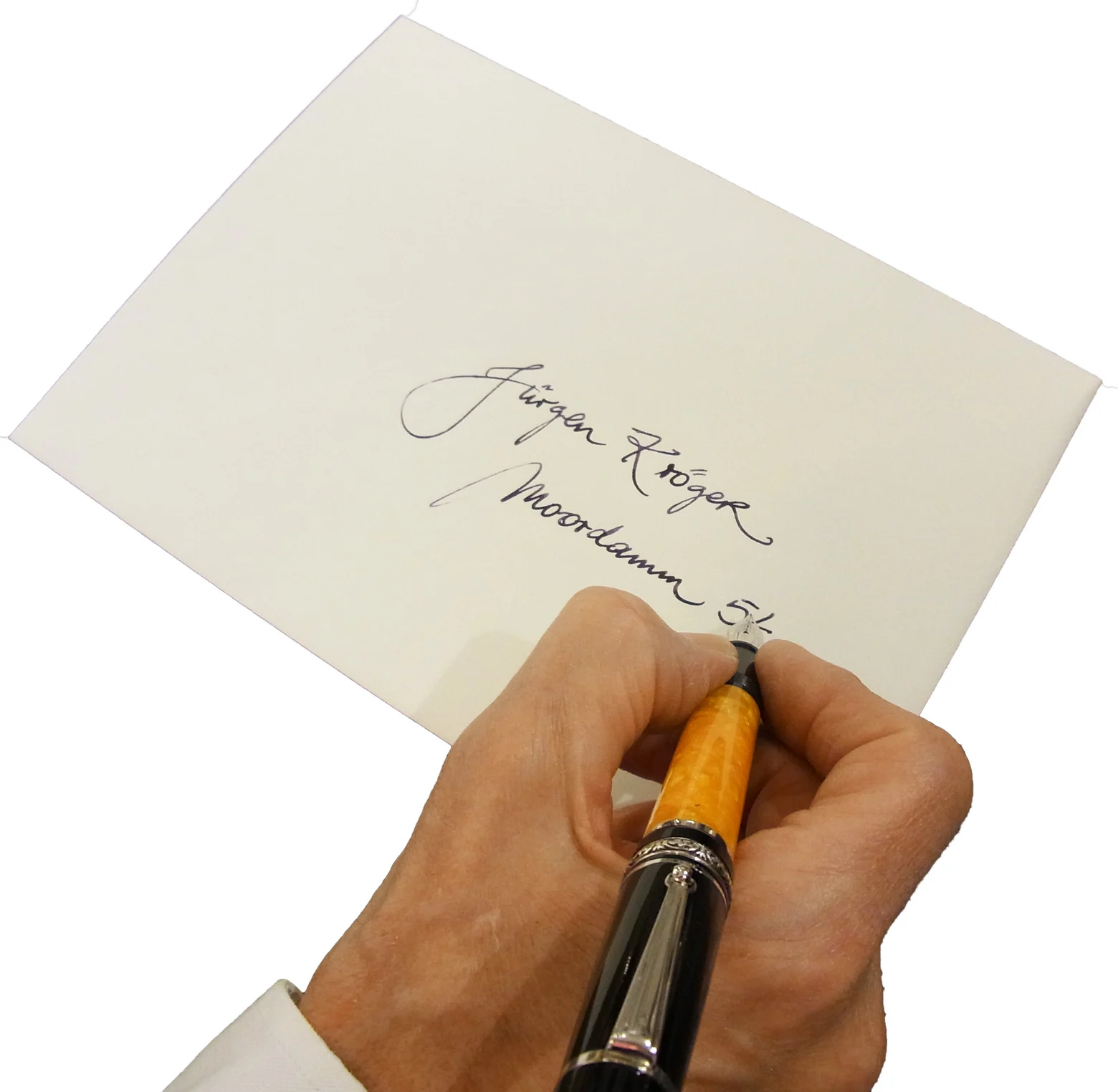 Von Hand kalligraphierte Adresse auf einem Briefumschlag, geschrieben mit dem Füllfederhalter