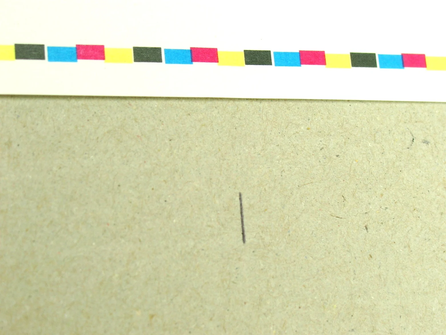 Farbkontrollstreifen am Rand eines Druckbogens mit Gelb, Schwarz, Cyan und Magenta