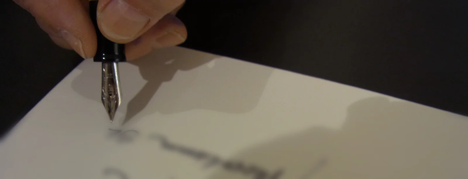 Füllhalterfeder auf Briefkarte als Schreibprobe zur Papierwahl bei TRIXI GRONAU